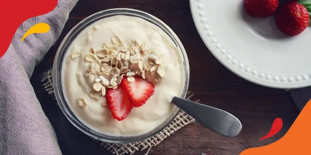 yogurt dengan potongan stroberi